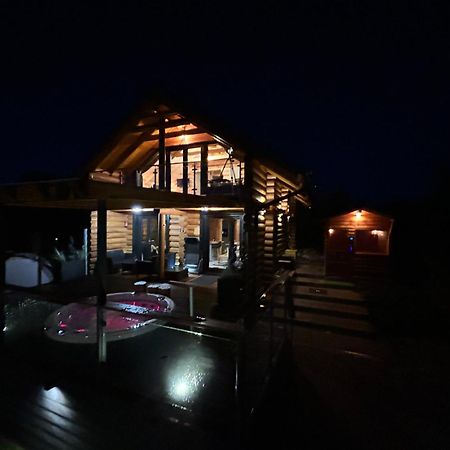 Roenk Relax Apartment Miskolc Bagian luar foto