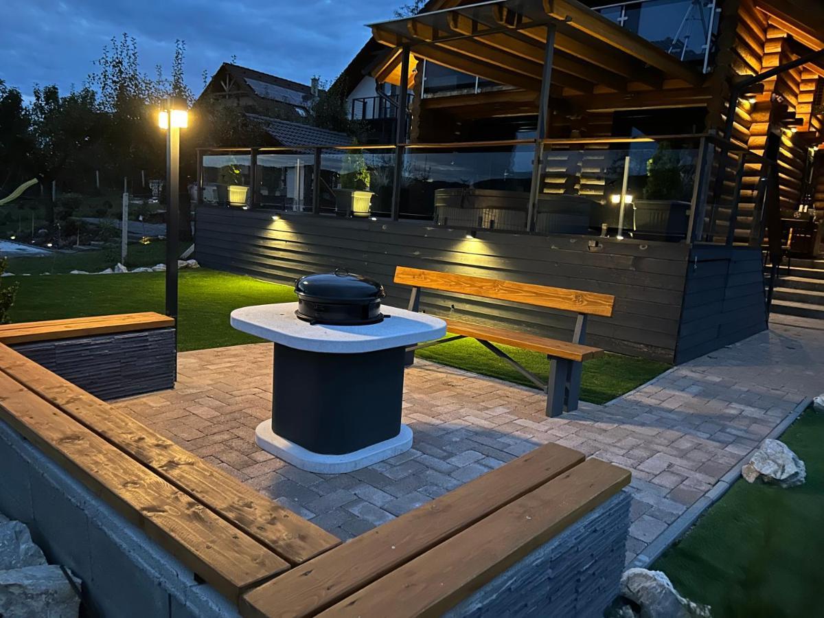 Roenk Relax Apartment Miskolc Bagian luar foto