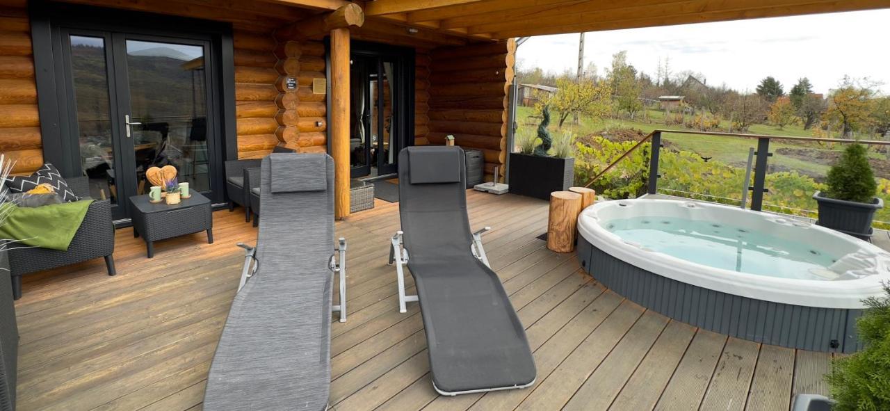 Roenk Relax Apartment Miskolc Bagian luar foto