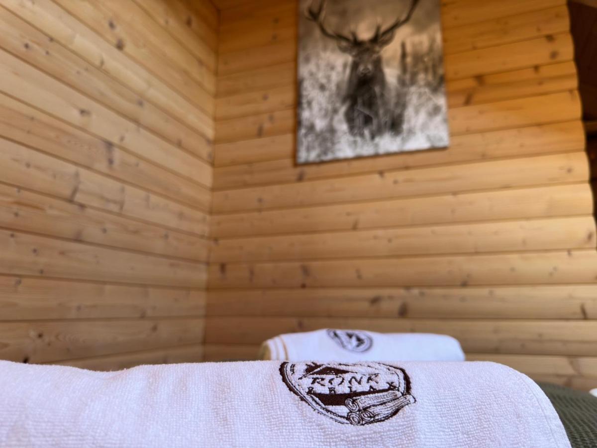 Roenk Relax Apartment Miskolc Bagian luar foto