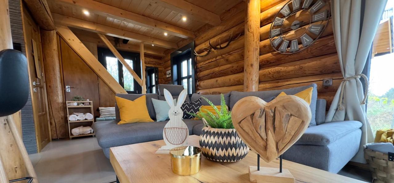 Roenk Relax Apartment Miskolc Bagian luar foto