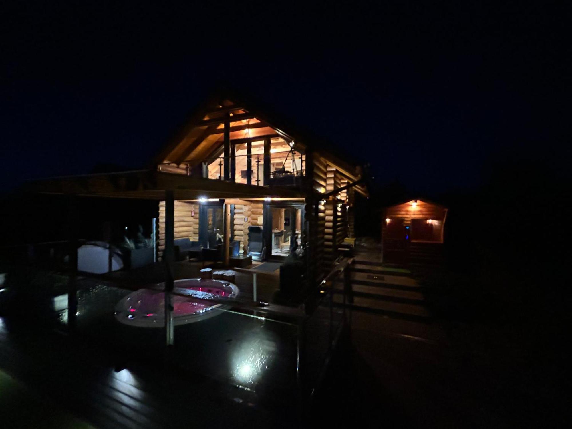 Roenk Relax Apartment Miskolc Bagian luar foto
