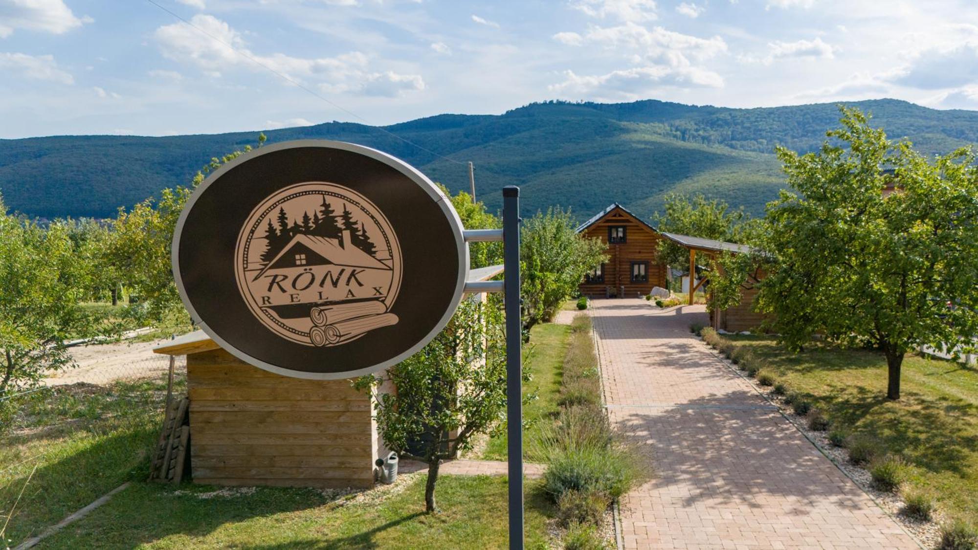 Roenk Relax Apartment Miskolc Bagian luar foto